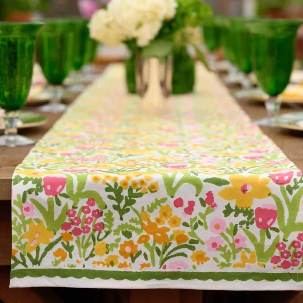 Fashion Pomegranate Inc 70s Flower Table Runner